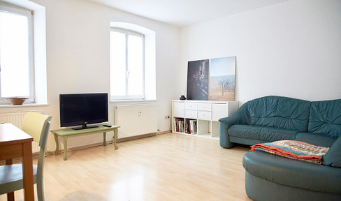 Furnished 2-room apartment with fitted kitchen and carport, located in a central area.