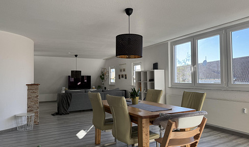 No fees: Renovated 5-room maisonette (125m²).