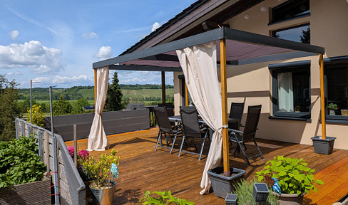 Modernized detached house in a stunning natural setting – with unobstructed views.