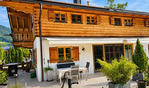 Exclusive residential building with a separate apartment in Kreuth (Scharling).