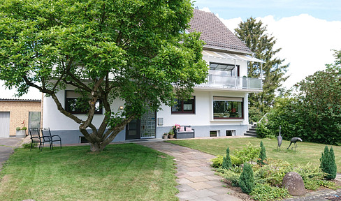 Attractive 4-room apartment on the ground floor, centrally located in Neunkirchen-Seelscheid.