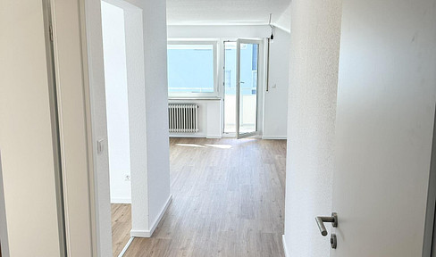 Newly renovated, bright 2-room attic apartment with a balcony and parking space.