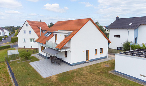 Architect-designed house with 6 rooms, low energy costs, and potential for rental income through an optional second apartment.
