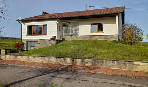 Detached bungalow with stunning views.