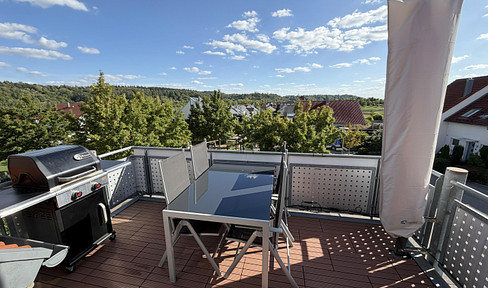 Spacious maisonette apartment with panoramic views – 2 balconies, a studio, and underground parking, located on the quiet outskirts of town (no agency fees).
