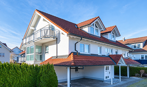 High-quality renovated 2-room apartment with a new, premium kitchen, modern bathroom, and large terrace.