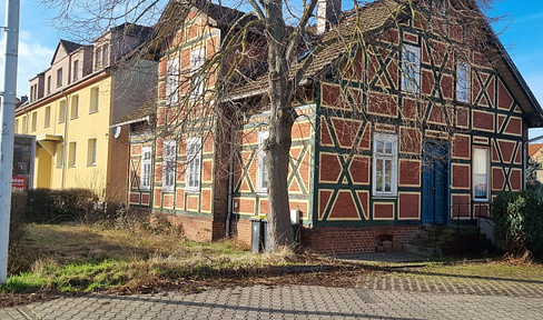 Historic half-timbered house in Eisenach: 218m², large garden, available immediately & eligible for significant subsidies!