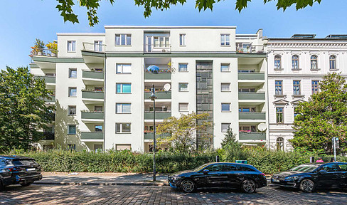 Spacious 3-room apartment with a southeast-facing balcony, available without any reference requirements.