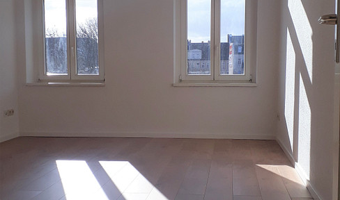 Bright, renovated 3-room apartment with fitted kitchen, available from October 1st or November 1st.