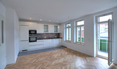 High-quality renovated 3-room apartment with a luxury fitted kitchen, terrace, and private garden storage space.