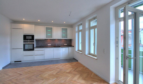 Newly renovated 3-room apartment with a luxury fitted kitchen and a large balcony.