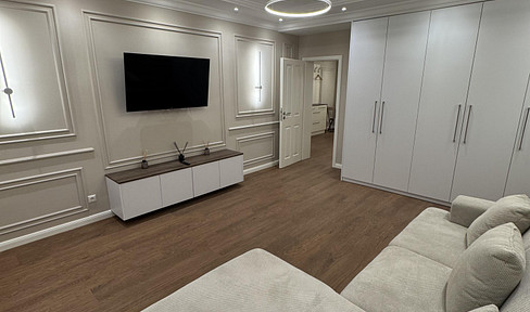 High-quality furnished 2-room apartment with a balcony, built-in wardrobes, and electric blinds.