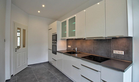 For rent: Exclusively renovated 3-room apartment with a luxury built-in kitchen.