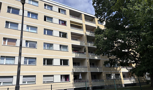Bright, well-designed 3-room apartment near Bahnhofstrasse in Lichtenrade.