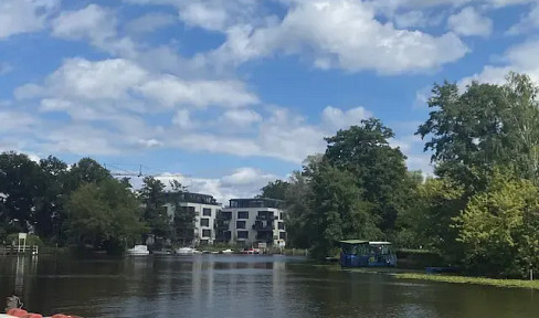 Living by the water in Köpenick – with a high-quality fitted kitchen and a terrace.