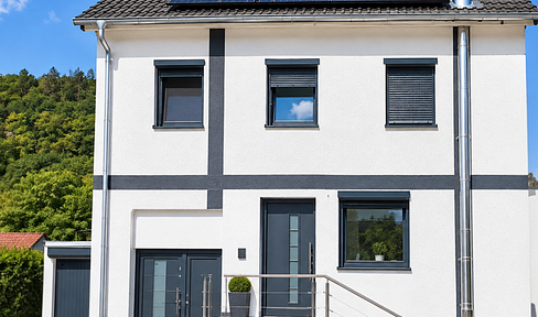 Freistehendes Einfamilienhaus mit PV Anlage