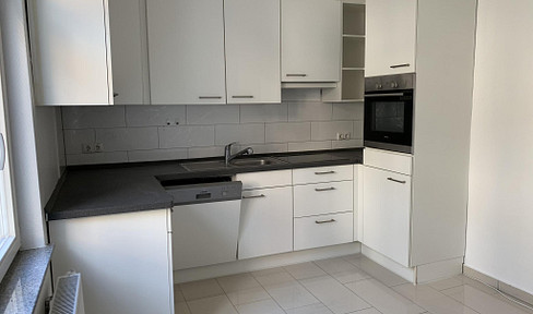 Spacious apartment in a prime location in the heart of Gießen, featuring a fitted kitchen, a large bathroom, and a guest toilet.