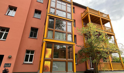 Available immediately: 3-room apartment with balcony and access to a garden – located directly next to Sanssouci Park – Energy efficiency class C.