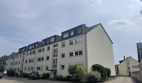Spacious, 94 square meter apartment with 5.5 rooms, flooded with natural light, featuring a south-facing balcony and located in a quiet area.