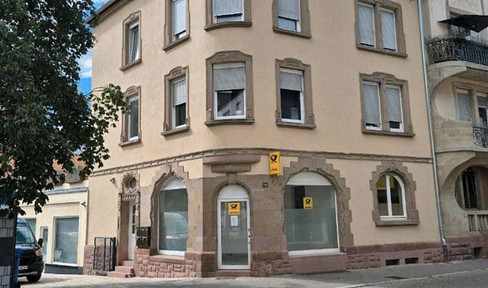 Commercial space with a large window frontage, suitable for a medical practice, studio, office, etc.