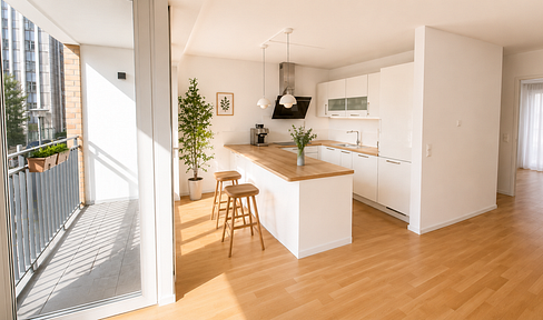 Bright, newly built apartment (2019) of 97m² in Lichtenberg: 3 rooms, 2 balconies, elevator, available immediately, no commission or deposit required.