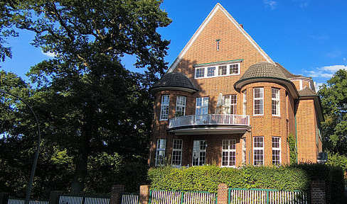 Riesige, neu sanierte Altbau-Wohnung mit grandioser Aussicht und Originalelementen im Villenviertel