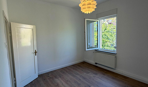 Well-maintained 2-room apartment with a like-new fitted kitchen, located on Südstraße in Heilbronn.