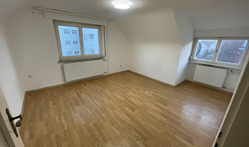Sonnige 3 Zimmer DG-Whg.m.Stellplatz und Einbauküche in Stammheim ruhige Straße