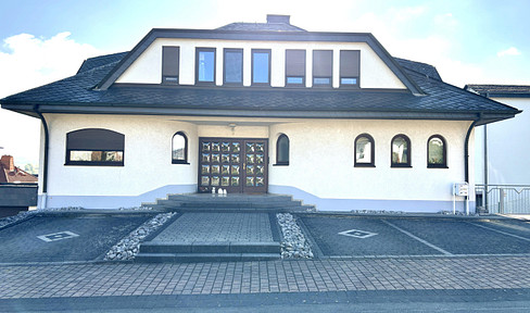 Schicke 4 ZKBB in Landhausvilla mit Fernblick in ruhigem Wohngebiet
