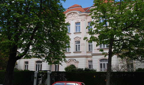 Commission-free: Stylishly renovated 6-room apartment in a historic building, approximately 200 m², located in the Hietzing district.