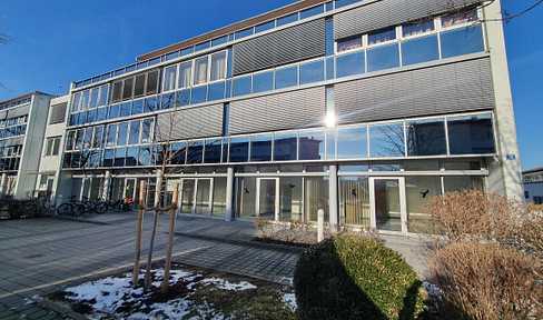 Commercial unit on the ground floor, offering flexible usage and the possibility of being divided.