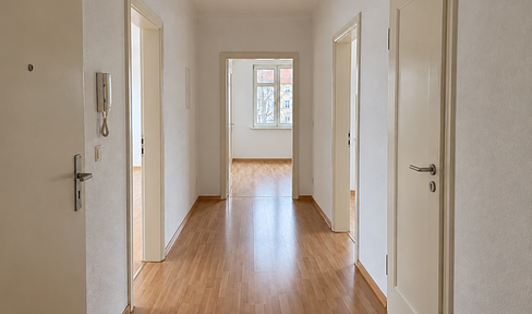 Investment opportunity with potential: Well-maintained 3-room apartment, no commission fees.
