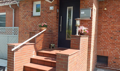 Versatile single-family or two-family house in Elmshorn – offering space for a family, a home office, or potential for partial rental!