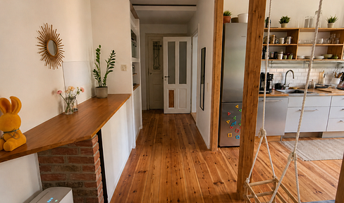 Stylish, renovated apartment in a historic building, available without commission, with a large garden.