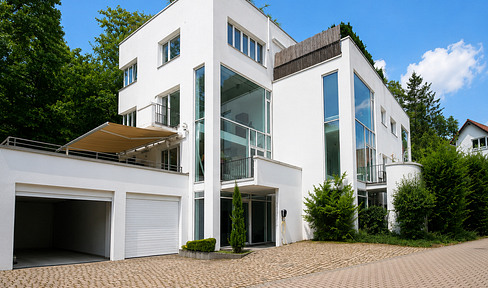 Bright 3-room maisonette apartment with a gallery and balcony.