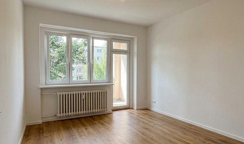 Renovated 2-room apartment with balcony and brand new fitted kitchen, located near the Free University of Berlin.