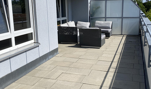 2-bedroom penthouse with a large terrace - quiet, sunny, and well-equipped.