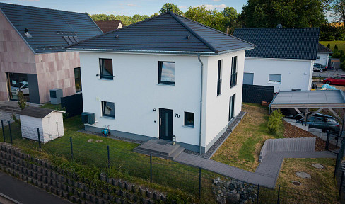 Neuwertiges Massivhaus (A+) mit Wärmepumpe, Designerküche & Wallbox in Kulmbach