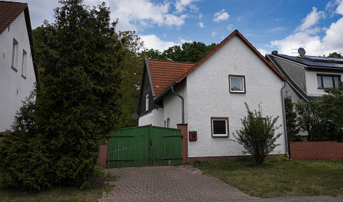 Diesdorf - Beautiful 4-room house with a garage and garden, available for rent immediately.