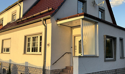 Modern 4-room detached house with a pool, carport, and large garden.