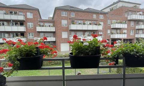 In the heart of NK Vluyn, a stylish 2-room apartment with a barrier-free shower and a balcony.