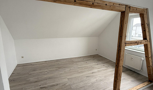 Schöne große Maisonette-Wohnung im 2-Parteien-Haus — 3 Zimmer + ausgebautes Dachgeschoss