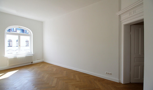 Exquisitely renovated 4-room maisonette apartment with a spacious living room and two large balconies.