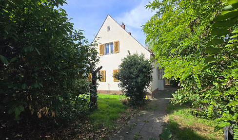 Gem of a property in Nbg-Gaismannshof - Detached house (or 3-room apartment on the ground floor + 2-room apartment in the attic) with a large, quiet garden.