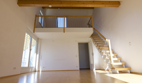 Tageslichtdurchflutete Maisonettwohnung mit großzügiger Galerie und Balkon