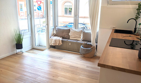 Living in a Prime Location: Renovated and immediately available 2-room apartment in the Weststadt district, near Bismarckplatz.