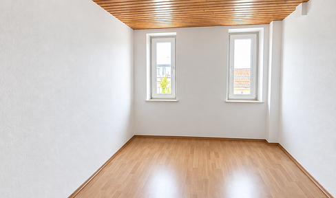 **Prime central location in the city center.** Bright 2-room apartment with fitted kitchen, close to the university campus.