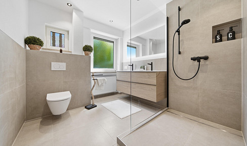 High-quality renovated 4-room apartment with a balcony and parking space.