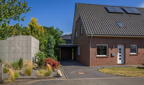 Junge DHH mit Carport in Friedrichsfehn