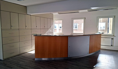 Ready to move in immediately: 120 square meter office/practice space in a prime location in Borbeck – just a 2-minute walk to the market and train station.